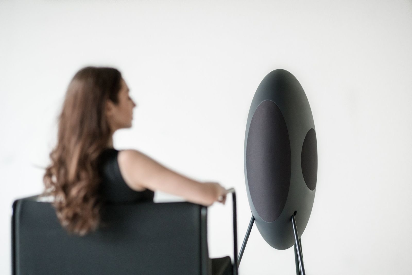 Frau hört Musik über einen musegg® High-End Aktivlautsprecher