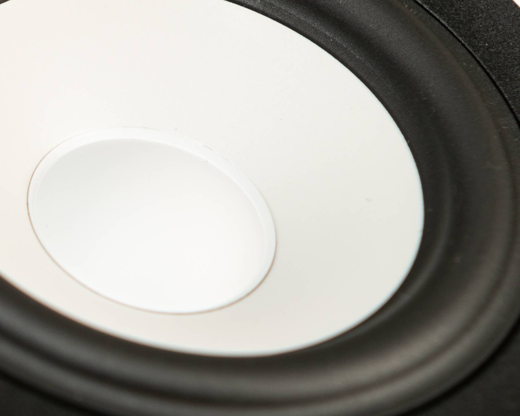 Nahaufnahme des Mitteltöners von musegg® mit weißer Aluminium-Keramik-Membran